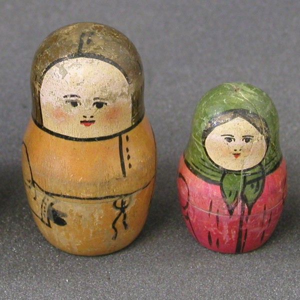 Two nesting dolls side by side, the big one is a boy, the small one is a girl.